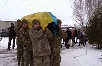Soldados ucranianos portan el féretro de su camarada fallecido Volodymyr Kerbut, Bucha, Ucrania, 12/1/2023