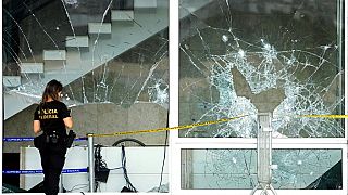  محققة الطب الشرعي تقف خارج مبنى المحكمة العليا وأمام النوافذ التي دمرها مؤيدو الرئيس البرازيلي السابق جاير بولسونارو، في برازيليا، البرازيل، الثلاثاء 10 يناير 2023.