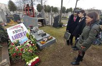 زهرة جام مع صديقتيها أمام قبر محمد مرادي في مقبرة "لاغيوتيار" في مدينة ليون الفرنسية. 2023/01/121