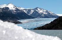A Szürke gleccser beletorkollik a Szürke-tóba a chilei Torres del Paine Nemzeti Parkban 2022. december 26-án