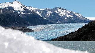 A Szürke gleccser beletorkollik a Szürke-tóba a chilei Torres del Paine Nemzeti Parkban 2022. december 26-án