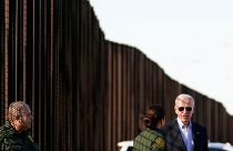 El presidente Joe Biden habla con agentes de la Patrulla Fronteriza de EE.UU.  cerca de un tramo de la frontera entre EE.UU. y México en El Paso Texas, el 8 de enero de 2023.