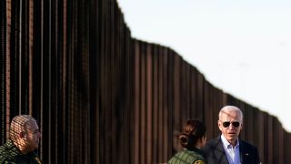 El presidente Joe Biden habla con agentes de la Patrulla Fronteriza de EE.UU.  cerca de un tramo de la frontera entre EE.UU. y México en El Paso Texas, el 8 de enero de 2023.
