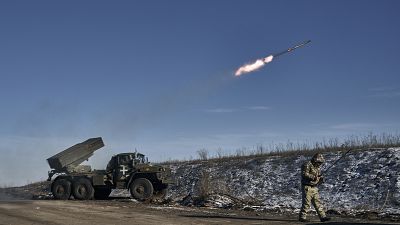 وحدة من الجيش الأوكراني تستخدم قاذفة صواريخ غراد متعددة على مواقع روسية منطقة دونيتسك، أوكرانيا