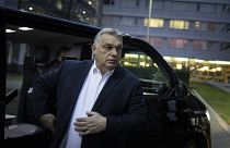 Orbán Viktor megérkezik a Kossuth rádióba január 13-án reggel. 