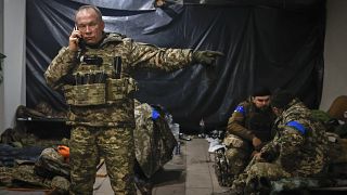 El comandante del Ejército ucraniano, el coronel general Oleksandr Syrskyi, da instrucciones en un refugio en Soledar, lugar de intensos combates con las fuerzas rusas.