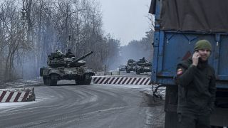 Tanques ucranianos ruedan hacia la línea del frente en la región de Donetsk, Ucrania, el jueves 12 de enero de 2023.