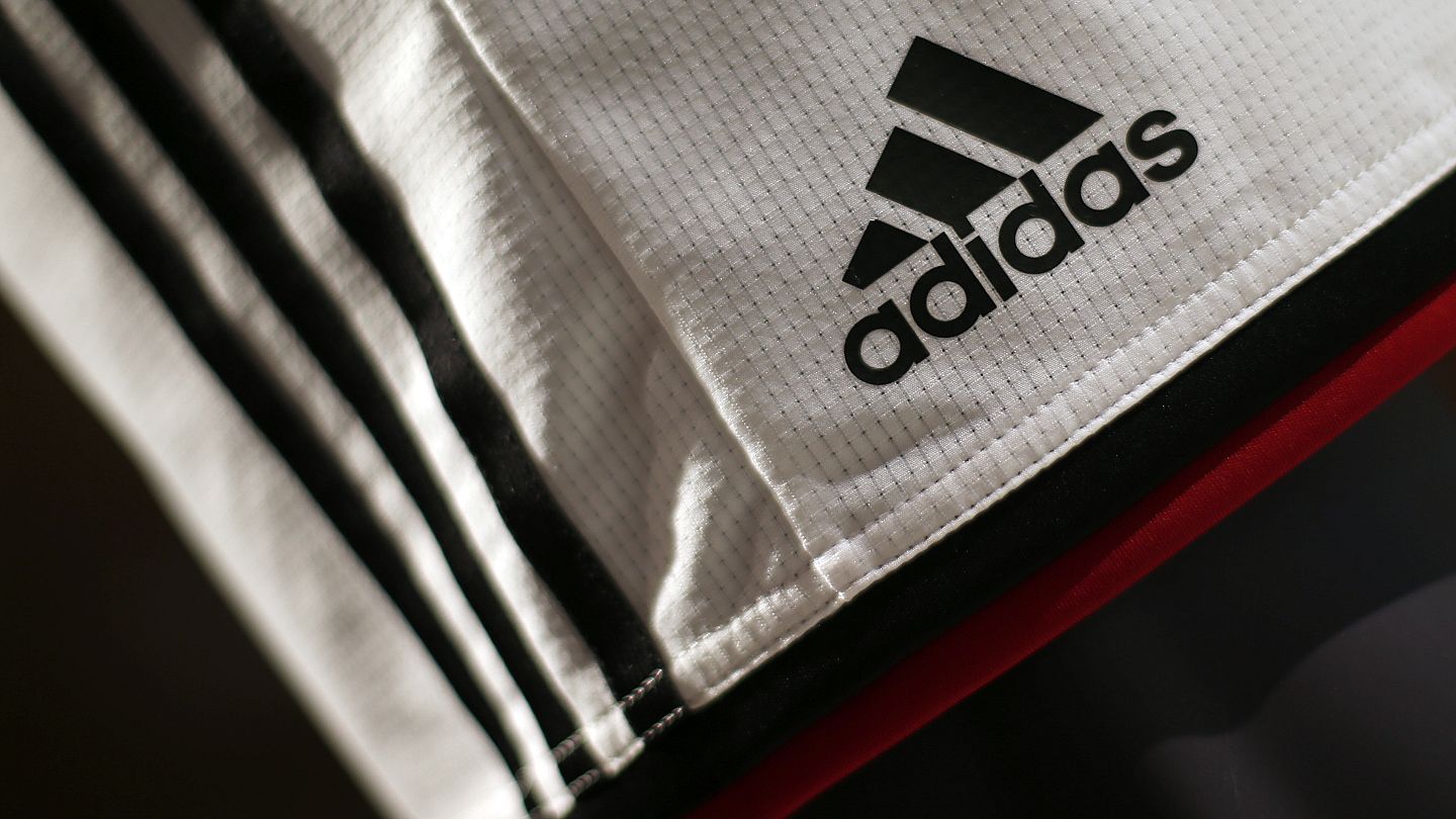 Adidas: the famous brand with three stripes is not distinctive