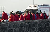 Afrikai illegális bevándorlók a Kanári-szigetekhez tartozó Lanzarote szigetén, Arrecife kikötőjében 2022. december 21-én