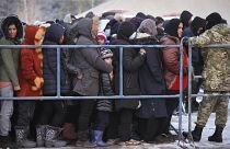 مهاجرون مصطفون للحصول على طعام بالقرب من غرودنو، بيلاروسيا