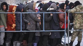 مهاجرون مصطفون للحصول على طعام بالقرب من غرودنو، بيلاروسيا
