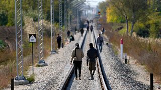 Мигранты на железнодорожных п��тях у границы Сербии и Венгрии, по середине так называемого "Балканского маршрута" (октябрь 2022 г.)