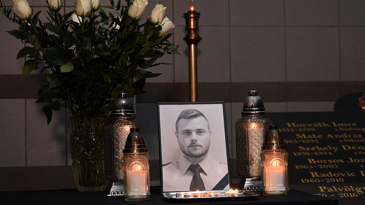 Mécsesek égnek Baumann Péter főtörzsőrmester emlékére a Rendőrségi Igazgatási Központban tartott sajtótájékoztató helyszínén 