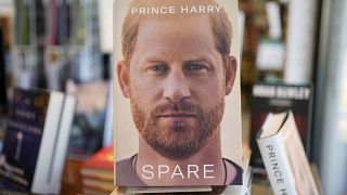 نسخة من الكتاب الجديد للأمير هاري "سبير" في متجر كتب شيرمان في فريبورت، بريطانيا. 