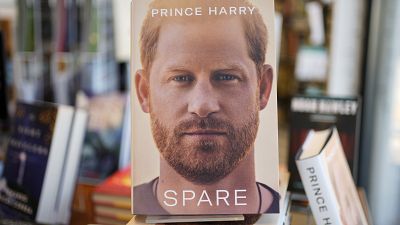نسخة من الكتاب الجديد للأمير هاري "سبير" في متجر كتب شيرمان في فريبورت، بريطانيا. 
