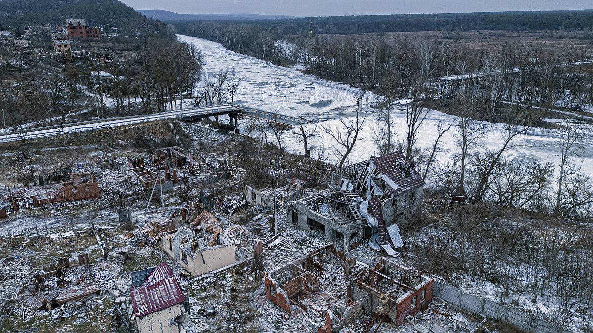 Az oroszok által lerombolt házak a kelet-ukrajnai Bogorodicsne településen 2023. január 13-án