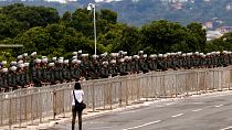 رقة من الشرطة العسكرية تستعد قبيل الاحتجاج الذي أعلن عن تنظيمه أنصار الرئيس السابق جاير بولسونارو، في برازيليا، البرازيل، 11 يناير 2023.