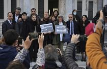 Die Angeklagten Seenotretter vor dem Gerichtsgebäude in Mytilini auf der griechischen Insel Lesbos 