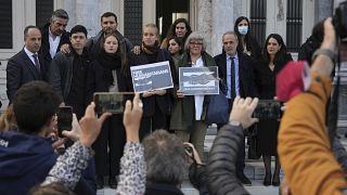 Die Angeklagten Seenotretter vor dem Gerichtsgebäude in Mytilini auf der griechischen Insel Lesbos 