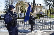 Polonya'nın başkenti Varşova'da Anayasa Mahkemesi'nin önünde Avrupa Birliği bayrağı tutan bir kadın, 