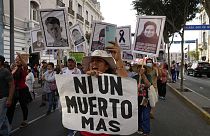 "Nem mais um morto", lê-se no cartaz deste manifestante em Lima