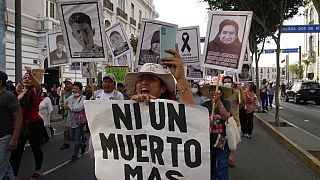 "Nem mais um morto", lê-se no cartaz deste manifestante em Lima