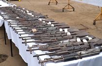 الأسلحة التي تم الاستيلاء عليها من العصابات الإجرامية قبل صهرها في الفولاذ في مقاطعة بوياكا بكولومبيا. يناير/كانون الثاني 2023