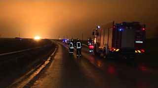 Пожарные на месте взрыва газопровода в Литве