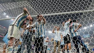 الأرجنتيني رودريغو دي بول يقطع قطعة من شباك المرمى كتذكار بعد فوزه في المباراة النهائية لكأس العالم لكرة القدم ضد فرنسا في استاد لوسيل في لوسيل ، قطر. 2022/12/18