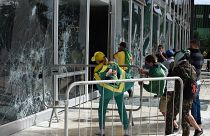 مؤيدو الرئيس البرازيلي السابق جايير بولسونارو يدمرون نوافذ أحد المباني الرسمية في برازيليا. 2023/01/10