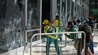 مؤيدو الرئيس البرازيلي السابق جايير بولسونارو يدمرون نوافذ أحد المباني الرسمية في برازيليا. 2023/01/10