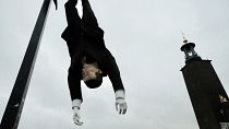Marionnette à l'effegie de Recep Tayyip Erdogan pendue par les pieds à une corde à Stockholm.