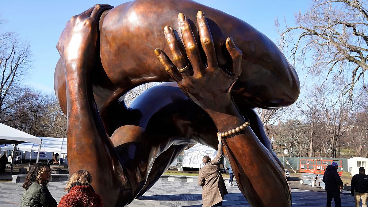 Скульптура "Объятия" установлена в старейшем в США городском парке Бостон-Коммон.