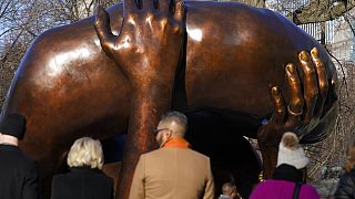 La escultura "El Abrazo" inaugurada en Boston, EEUU.
