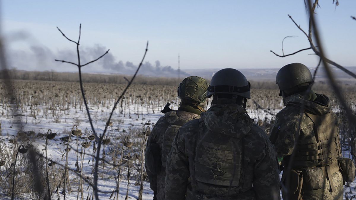 Des soldats ukrainiens regardent une explosion à Soledar, dans la région de Donetsk, Ukraine le 11 janvier 2023.