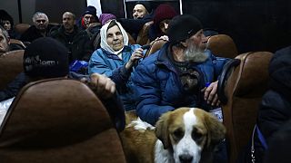 Habitantes de Soledar esperam dentro de um autocarro por serem registados num acampamento temporário em  Shakhtarsk, cidade ocupada pela Rússia na Ucrânia