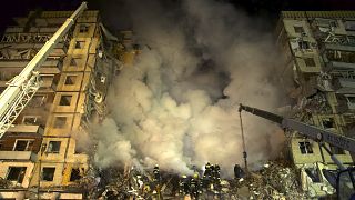 مال الطوارئ يزيلون الأنقاض بعد أن أصاب صاروخ روسي مبنى متعدد الطوابق في دنيبرو. 2023/01/14