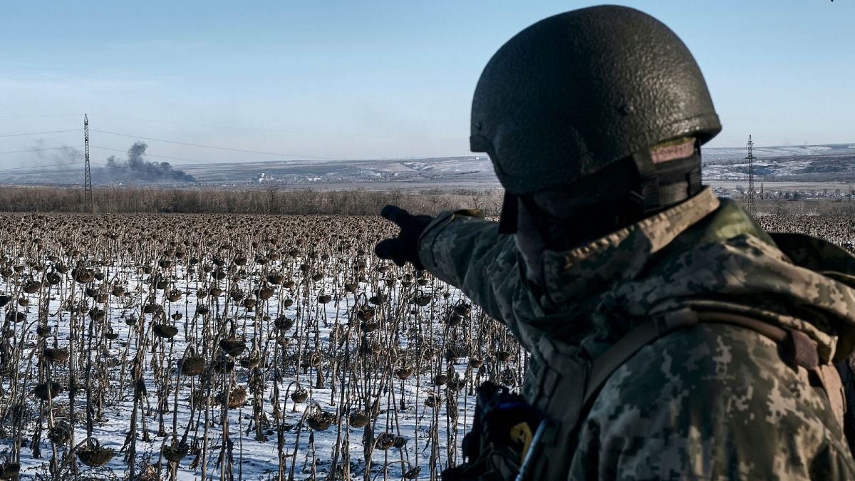 سرباز اوکراینی که خطوط نبرد با نظامیان روس در نزدیکی سولدار را نشان می‌دهد