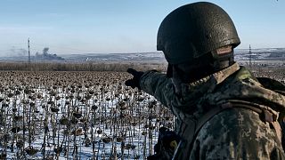 سرباز اوکراینی که خطوط نبرد با نظامیان روس در نزدیکی سولدار را نشان می‌دهد