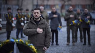 Volodomir Zelenszkij ukrán elnök elesett ukrán katonák emlékműve előtt tiszteleg január 11-én