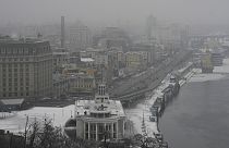 Le brouillard recouvrant le centre ville de Kyiv, en Ukraine, samedi 14 janvier 2023.