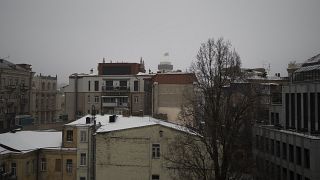 Edificios en el centro de Kiev mientras se escucha el sonido de la defensa antiaérea y las explosiones el sábado 14 de enero de 2023. 