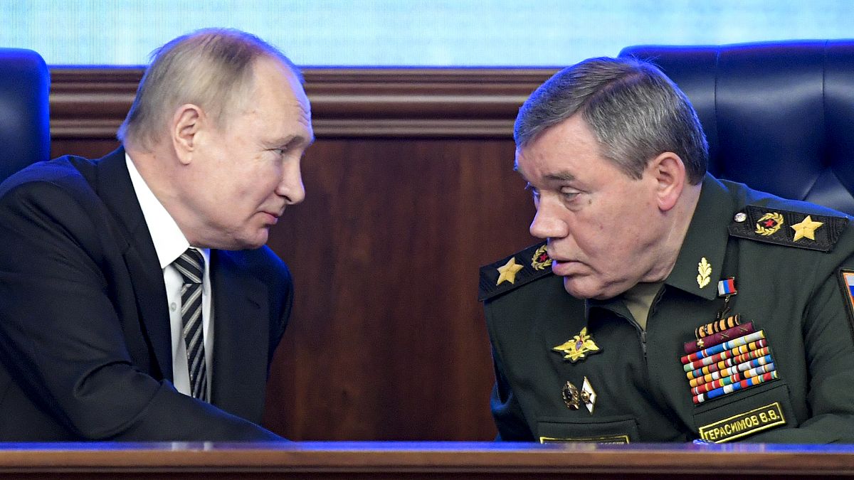 الرئيس الروسي فلاديمير بوتين رفقة قائد الأركان العامة الروسية فاليري غيراسيموف. 