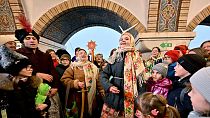 Des artistes costumés lors de la célébration de la Malanka dans une station de métro de Kyiv, le 13 janvier 2023.