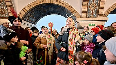 Des artistes costumés lors de la célébration de la Malanka dans une station de métro de Kyiv, le 13 janvier 2023.