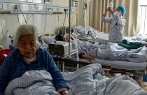 بیماران تحت درمان کووید در یک بیمارستان چین