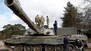 Британские танки "Challenger 2" применялись при ведении боевых действий в Боснии и Герцеговине, Косове и Ираке. Снимок был сделан во время учений в Хэмпшире 14 марта 2022 г.