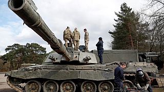 Soldados britânicos num tanque Challenger 2 durante treino (arquivo)
