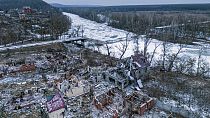 Des maisons détruites par les forces russes près du fleuve Siverskyi Donets dans le village libéré de Bohorodychne, Ukraine, vendredi 13 janvier 2023. 