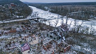 Des maisons détruites par les forces russes près du fleuve Siverskyi Donets dans le village libéré de Bohorodychne, Ukraine, vendredi 13 janvier 2023.